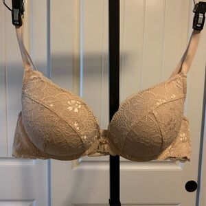 B-32 Torrid Cream Underwire Lace Bra Size 44B
